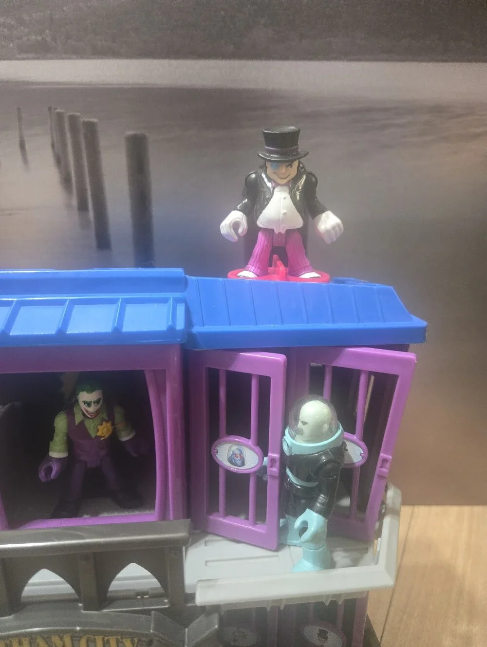 Batman Gotham City Playset Fisher Price Freeze Riddler Penguin Imaginext